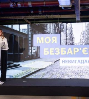 Класика завжди у тренді: Олена Зеленська вразила діловим образом на форумі у Києві