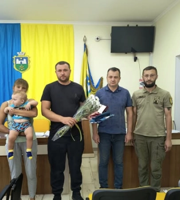 У Татарбунарській громаді нагороду полеглого захисника України Валентина Половенка вручили його батьку