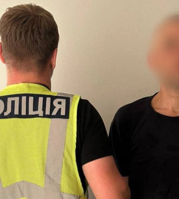 Зірвав ланцюжок за 100 тисяч гривень з пенсіонерки: поліція Києва затримала грабіжника