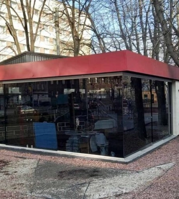 Скляну споруду навпроти готелю «Львів» суд примусив знести