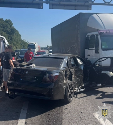Двоє водіїв, пасажир BMW та пасажири Tesla госпіталізовані внаслідок ДТП біля Львова