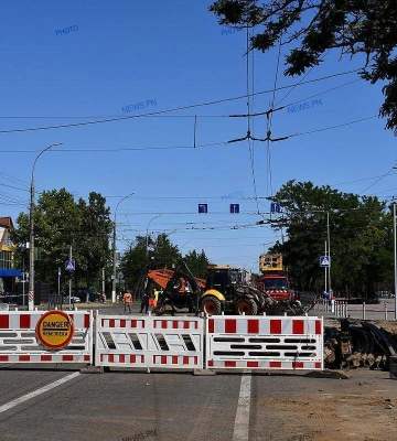 Працюють у дві зміни: У Миколаєві електротранс активно ремонтує проблемний трамвайний переїзд біля зоопарку