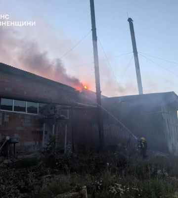 У Сарнах 15 рятувальників гасили пожежу у деревообробному цеху