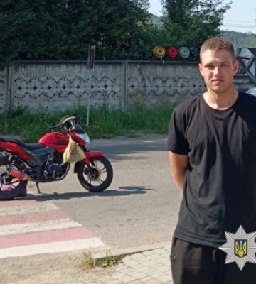 У Вижниці мотоцикл збив пенсіонерку: першу допомогу надав поліцейський, який проходив повз