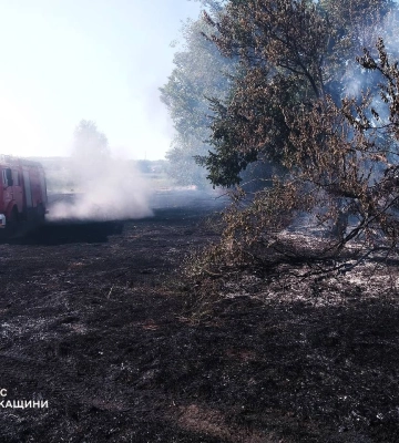 На Звенигородщині чоловік обпік руки, намагаючись загасити пожежу на городі (ФОТО)