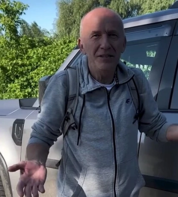 Поляк поїхав провідати могилу подруги та опинився у зоні бойових дій