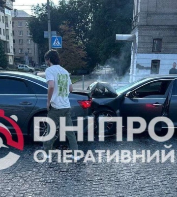От удара автомобиль задымился: в Днепре на Успенской площади горе-водитель врезался в Audi