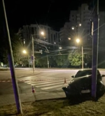 У Луцьку BMW влетіла в опору світлофора