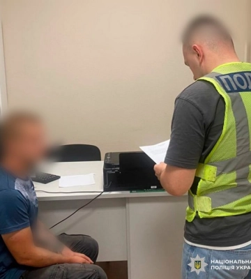 Зловмисник підпалив двері в одній з квартир багатоповерхівки в Основ’янському районі Харкова