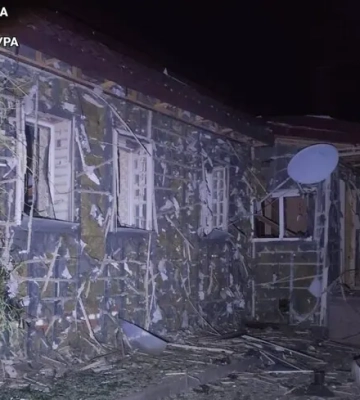 Під Харковом невідомий дрон влучив у подвір’я будинку, в прокуратурі розповіли про постраждалих