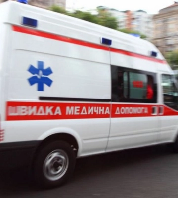 Довелося викликати швидку: у Дніпрі жінка випала з маршрутки на зупинці (ВІДЕО)