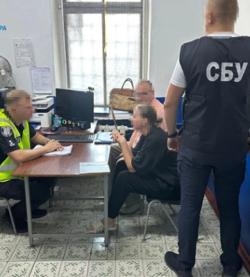 У Вінниці викрито керівницю благодійного фонду, яка разом зі спільником продавала гуманітарні авто для ЗСУ