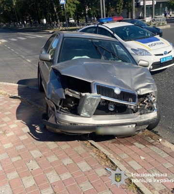 На Черкащині літній водій під час розвороту спровокував ДТП, в якій постраждала його пасажирка
