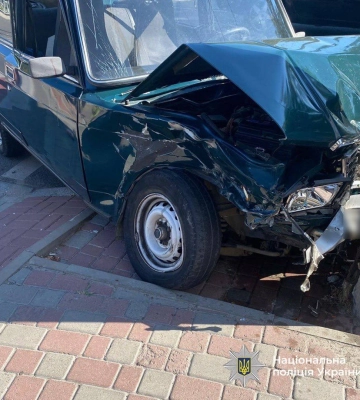 У Черкасах водій поїхав на “червоний” і втрапив у ДТП. Є постраждала (ФОТО)
