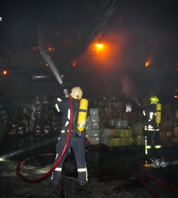 Півсотні вогнеборців гасили масштабну пожежу в Одеському районі