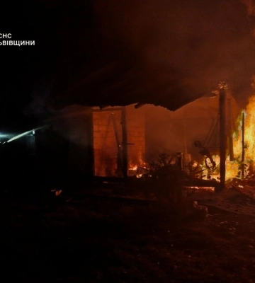 На Львівщині вогнеборці ліквідували масштабну пожежу в господарській будівлі, - ФОТО