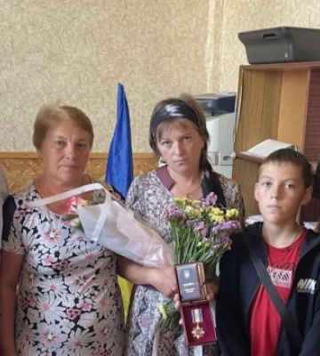 Родинам загиблих воїнів із Рівненщини вручили їхні ордени «За мужність»