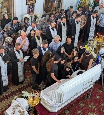 33-річного священника з Рівненщини поховали на подвір`ї храму, де він служив