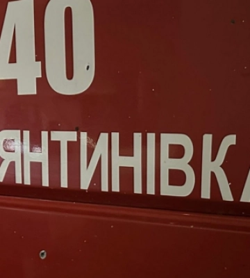 Росіяни атакували дронами рятувальників у Костянтинівці - пошкоджений автомобіль