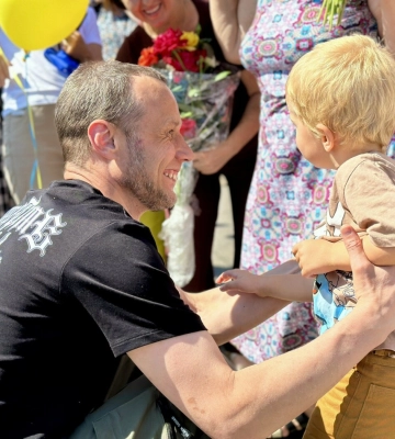 Вперше взяв на руки сина: на Одещині зустріли останнього полоненого прикордонника з острова Зміїний, - ФОТО, ВІДЕО