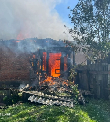 Пожар возник в частном доме вследствие удара российского БпЛА на Харьковщине