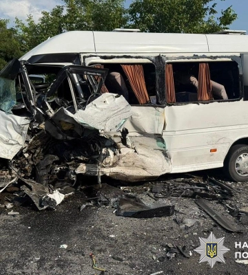 На Хмельниччині 16 людей постраждали в ДТП за участю мікроавтобуса та легковика