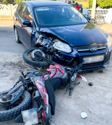 На Рівненщині через невдалий манерв водійки легковика постраждали двоє підлітків на мотоциклі. ФОТО