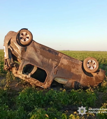 На Житомирщині вилетів в поле з траси та перекинувся легковик, є загиблий. ФОТО