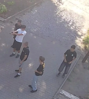 У центрі Кривого Рогу підлітки на людях стріляли з пневмату по тваринах (ФОТО)