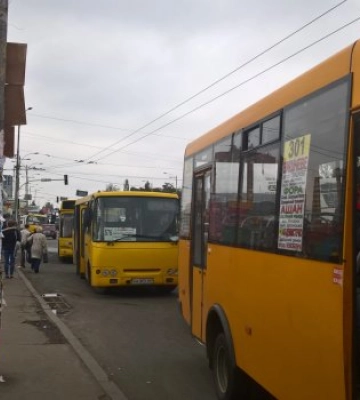Гуманітарку нікому возити: мобілізація обернулась транспортним колапсом Гуманітарку нікому возити: мобілізація обернулась транспортним колапсом