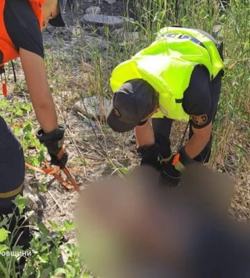 У Кривому Розі рятувальники дістали з водойми тіло чоловіка (ФОТО)