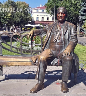 В центрі Одеси облили фарбою пам’ятник відомому співаку