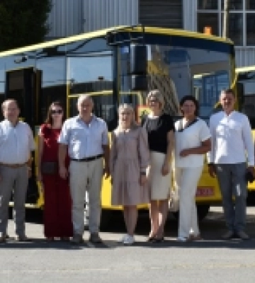 Три волинські громади отримали нові шкільні автобуси з підйомниками для дітей з інвалідністю