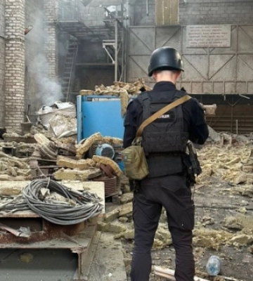 Ворог вночі атакував дронами Словʼянськ, пошкоджене промислове підприємство