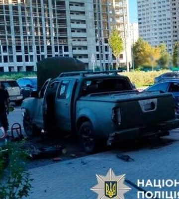 На парковці житлового будинку у Подільському районі Києва вибухнув автомобіль