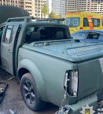 У Києві вранці вибухнув автомобіль, пофарбований під військовий