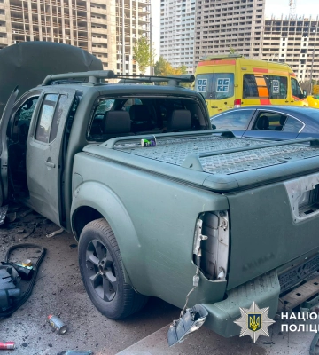 В Киеве взорвался автомобиль, окрашенный под военный: есть пострадавший
