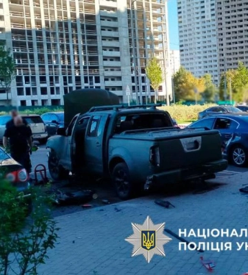 В Киеве взорвался пикап, похожий на военный — есть раненый