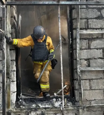 Удар по Запоріжжі: загорілися торгівельні павільйони, серед поранених – підліток