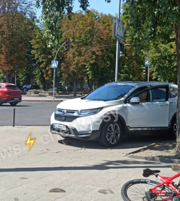 Зник до приїзду поліції: в центрі Черкас зіткнулися дві автівки