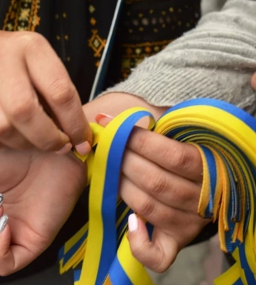Поліція покарає жінку, яка «торгувала» жовто-блакитними стрічками біля вокзалу