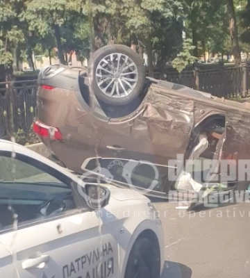 Авто перевернулось на дах біля пішохода: у центрі Дніпра сталася ДТП