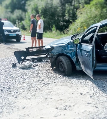 У Рівненському районі внаслідок ДТП постраждали водій і пасажир мотоцикла