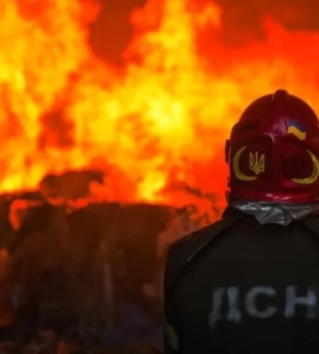 Захватчики нанесли ракетный удар по Павлограду: вспыхнул пожар