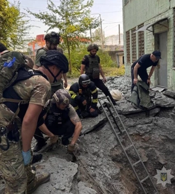 У Запоріжжі з провалля, утвореного вибухом, витягли людину з опіками – ОВА