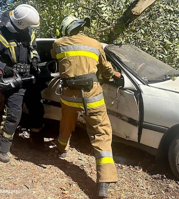 У Вознесенську Opel Vectra врізався у дерево, водія з авто діставали рятувальники