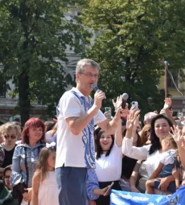 Люди вылезали на столбы: в Черновцах провели легендарное шоу &quot;Караоке на майдане&quot; с Кондратюком (видео)