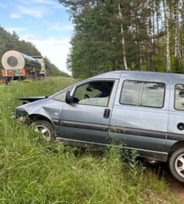 На Волині працівниця Пенсійного фонду втратила керування і злетіла у кювет, важко травмувався чоловік