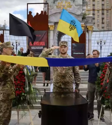 Под флагами анархистов. В Киеве попрощались с военным и художником Давидом Чичканом