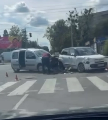 Дві автівки не розминулися на проспекті Хіміків у Черкасах